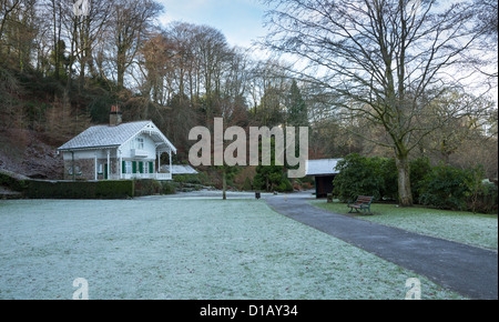 Schweizer Stil Hütte an einem frostigen Wintertag in Simmons Park Okehampton Devon Uk Stockfoto