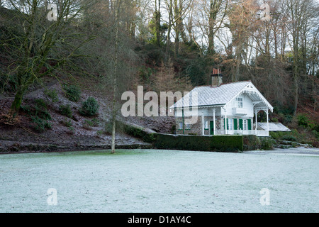 Schweizer Stil Hütte an einem frostigen Wintertag in Simmons Park Okehampton Devon Uk Stockfoto