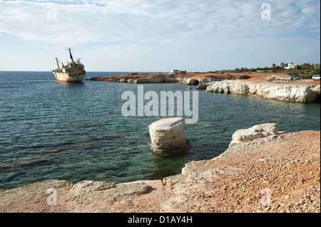 Edro III Frachtschiff auf Grund gelaufen in der Nähe der Grotten in Coral Bay in der Nähe von Paphos Zypern Stockfoto