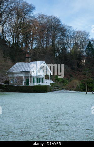 Schweizer Stil Hütte an einem frostigen Wintertag in Simmons Park Okehampton Devon Uk Stockfoto