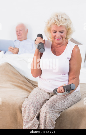 Alte Frau Hand Gewichte heben Stockfoto