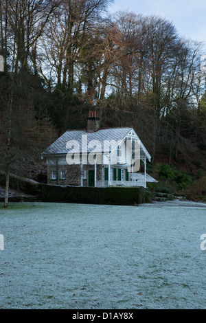 Schweizer Stil Hütte an einem frostigen Wintertag in Simmons Park Okehampton Devon Uk Stockfoto