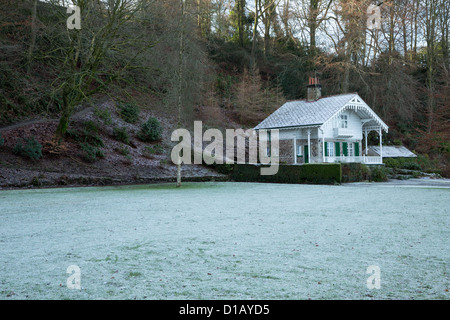 Schweizer Stil Hütte an einem frostigen Wintertag in Simmons Park Okehampton Devon Uk Stockfoto