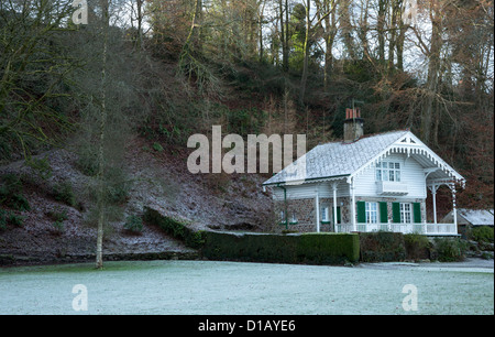 Schweizer Stil Hütte an einem frostigen Wintertag in Simmons Park Okehampton Devon Uk Stockfoto