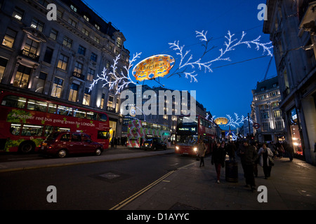 Regent Street Weihnachtsbeleuchtung und Dekoration, London, England, UK Stockfoto