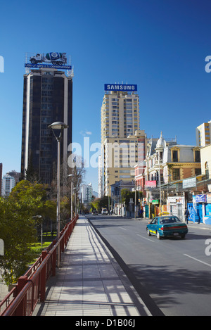 Wolkenkratzer und Verkehr entlang der Avenida 16 de Julio (El Prado), La Paz, Bolivien Stockfoto