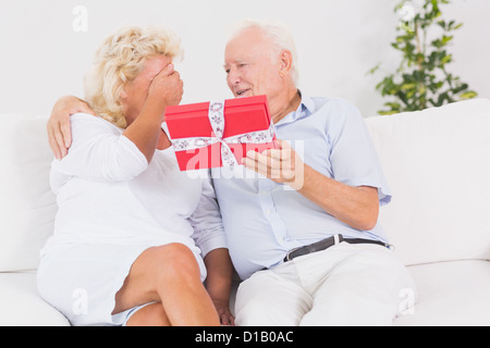 Alter Mann eine Opfergabe an der älteren Frau Stockfoto