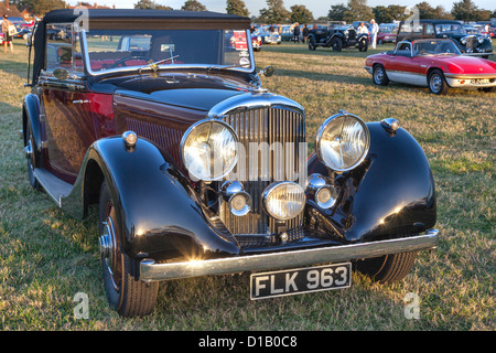 Nahaufnahme von der Vorderseite des Jahrgangs Bentley Stockfoto