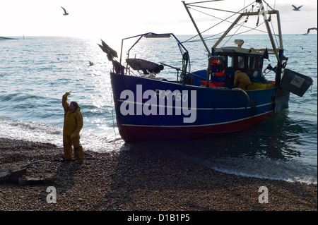 Angelboot/Fischerboot, die Landung am Strand, Hastings, Sussex Stockfoto