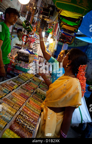 Frauen kaufen Armbänder in Mysore Markt Stockfoto