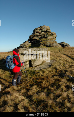 Weibliche Wanderer Wandern auf Dartmoor Devon England Stockfoto