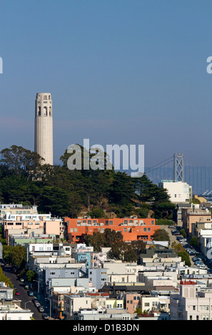 Eine Ansicht der Coit Tower befindet sich auf dem Telegraph Hill in San Francisco, Kalifornien, USA. Stockfoto