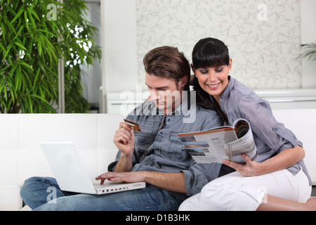 Paar auf der Wohnzimmer couch Stockfoto