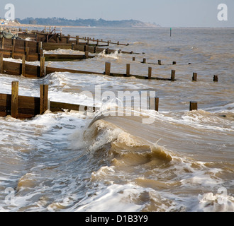 "Wellenlinien" hölzerne Buhnen Meer Abwehrkräfte Cobbold Punkt, Felixstowe, Suffolk, England Stockfoto