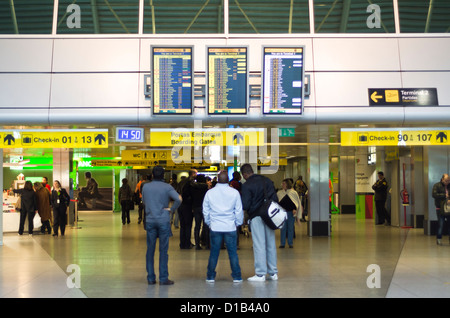 Ankunft am Terminal 1 am Flughafen Lissabon, Portugal anzeigen Stockfoto