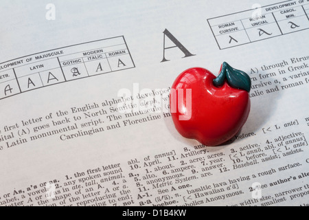 Der Buchstabe A In das Wörterbuch mit Apple, Stillleben Stockfoto