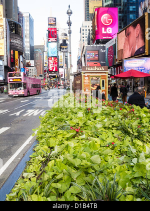 Verkehr-Teiler und doppelte Decker Tourbus, Times Square NYC gepflanzt Stockfoto