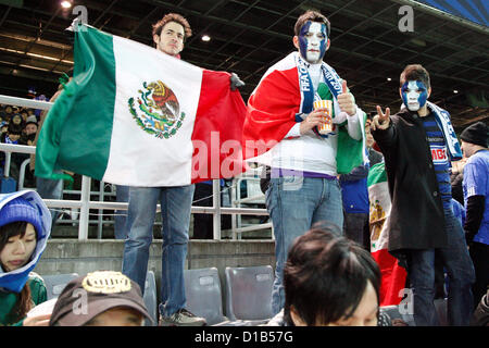 14. Dezember 2012, Yokohama, Japan - Fans im International Stadium Yokohama mexikanische Flagge zu halten und tragen Monterreys Schals mit Kinderschminken. Die UEFA Champion-Team Chelsea (England) gewann gegen CONCACAF-Meister Monterrey (Mexiko) im Halbfinale der FIFA Club World Cup Japan 2012. (Foto von Rodrigo Reyes Marin/AFLO) Stockfoto