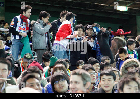 14. Dezember 2012, Yokohama, Japan - fotografieren Monterrey Fans im International Stadium Yokohama zusammen mit japanischen Fans. Die UEFA Champion-Team Chelsea (England) gewann gegen CONCACAF-Meister Monterrey (Mexiko) im Halbfinale der FIFA Club World Cup Japan 2012. (Foto von Rodrigo Reyes Marin/AFLO) Stockfoto