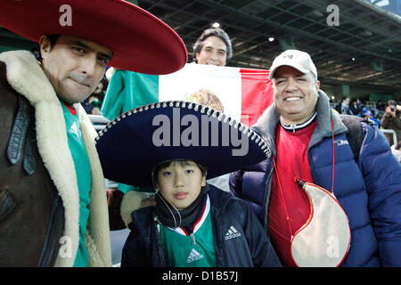 14. Dezember 2012, Yokohama, Japan - Monterrey Fans im International Stadium Yokohama mexikanischen Hut und mexikanischen Nationalflagge zu halten. Die UEFA Champion-Team Chelsea (England) gewann gegen CONCACAF-Meister Monterrey (Mexiko) im Halbfinale der FIFA Club World Cup Japan 2012. (Foto von Rodrigo Reyes Marin/AFLO) Stockfoto