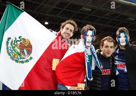 14. Dezember 2012, Yokohama, Japan - Fans im International Stadium Yokohama mexikanische Flagge zu halten und tragen Monterreys Schals mit Kinderschminken. Die UEFA Champion-Team Chelsea (England) gewann gegen CONCACAF-Meister Monterrey (Mexiko) im Halbfinale der FIFA Club World Cup Japan 2012. (Foto von Rodrigo Reyes Marin/AFLO) Stockfoto