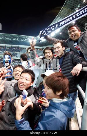 14. Dezember 2012, Yokohama, Japan - fotografieren Monterrey Fans im International Stadium Yokohama zusammen mit japanischen Fans. Die UEFA Champion-Team Chelsea (England) gewann gegen CONCACAF-Meister Monterrey (Mexiko) im Halbfinale der FIFA Club World Cup Japan 2012. (Foto von Rodrigo Reyes Marin/AFLO) Stockfoto