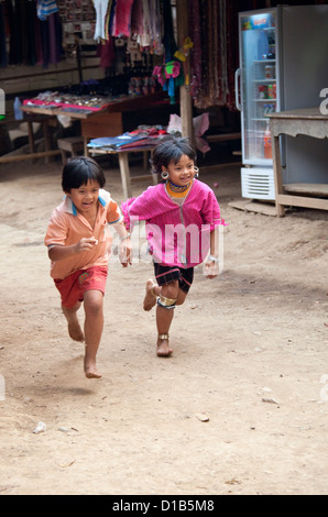 Kinder aus der Kayan Minderheitengruppe spielen, Huai Seau Tao, Mae Hong Son Provinz, Thailand Stockfoto