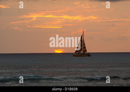 Segelboot Horizont Segel Schiff Sonnenuntergang Sonnenaufgang Stockfoto