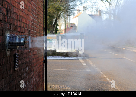 Kondensierende Dampfkessel Entlüftungsöffnung. Stockfoto