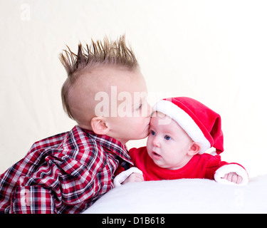 Ein Junge gibt seiner kleinen Schwester einen Kuß Stockfoto