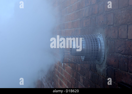 Kondensierende Dampfkessel Entlüftungsöffnung. Stockfoto