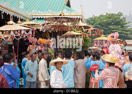 Prozession von Menschen beim "Poy Sang Long" Festival, wo junge Mönche ordiniert, sind, Wat Jong Klang, Mae Hong Son, Thailand Stockfoto