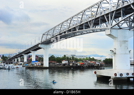 Slums unter der Brücke in Cebu, Philippinen Stockfoto