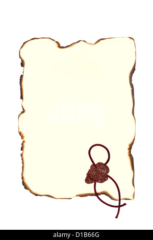 Vintage Papier mit verbrannten Ränder und Wachssiegel mit dunkel lila Kabel isoliert auf weißem Hintergrund Stockfoto