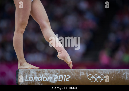 Detail der Turnerin auf dem Schwebebalken während der Frauen Gymnastik Team Finale bei den Olympischen Sommerspielen 2012 Vorformen Stockfoto