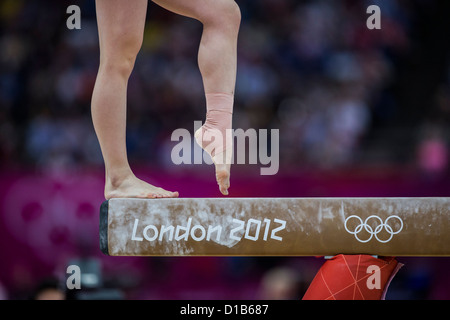Detail der Turnerin auf dem Schwebebalken während der Frauen Gymnastik Team Finale bei den Olympischen Sommerspielen 2012 Vorformen Stockfoto