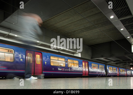 London, Vereinigtes Königreich, eine eingehende Bahnhof St Pancras Stockfoto