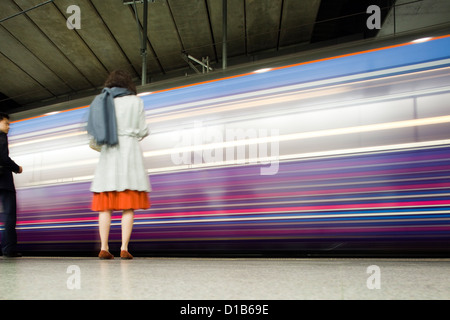 London, Vereinigtes Königreich, eine eingehende Bahnhof St Pancras Stockfoto