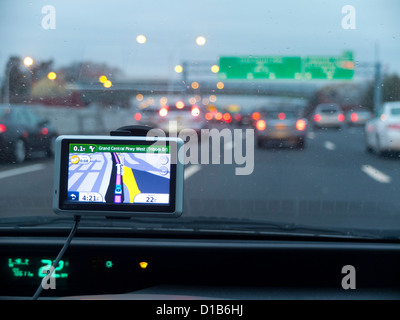 GPS auf dem Armaturenbrett im Auto Stockfoto