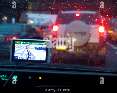 GPS auf dem Armaturenbrett im Auto Stockfoto