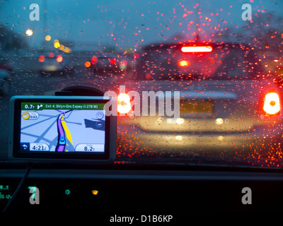 GPS auf dem Armaturenbrett im Auto Stockfoto