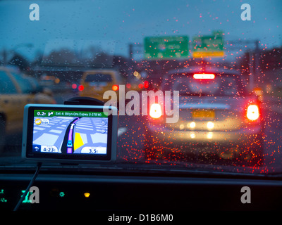 GPS auf dem Armaturenbrett im Auto Stockfoto