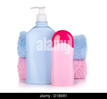 Shampoo und Gel Flaschen mit Handtüchern. Isoliert auf weißem Hintergrund Stockfoto