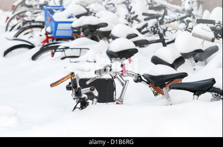 Europastadt Winter Fragment. Fahrräder, bedeckt mit Schnee in großen Schneewehe Stockfoto