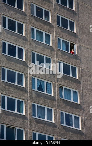 Berlin, Deutschland, sieht ein Mann aus dem Fenster Stockfoto