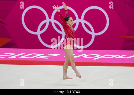 Jordyn Wieber (USA) Vorformen der Fußbodenübung während der Frauen Gymnastik team-Finale bei den Olympischen Sommerspielen 2012 Stockfoto