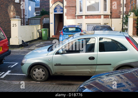 parkende Autos füllen jeden verfügbaren Raum in einer Wohnstraße Stockfoto