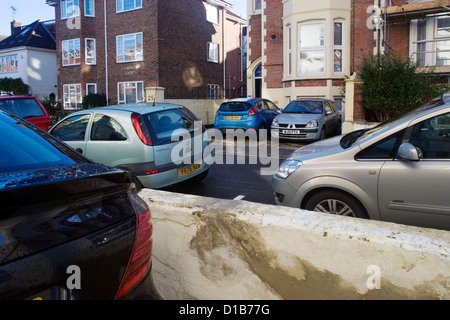 parkende Autos füllen jeden verfügbaren Raum in einer Wohnstraße Stockfoto