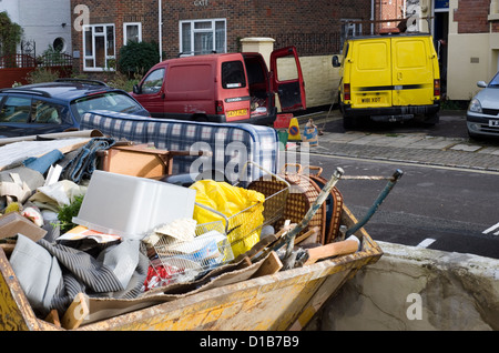 voll von inländischen Hausmüll große überspringen Stockfoto