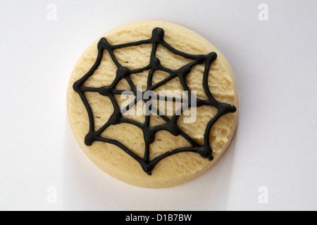 Halloween mini Spinnennetz Keks auf weißem Hintergrund - von oben nach unten suchen. Stockfoto